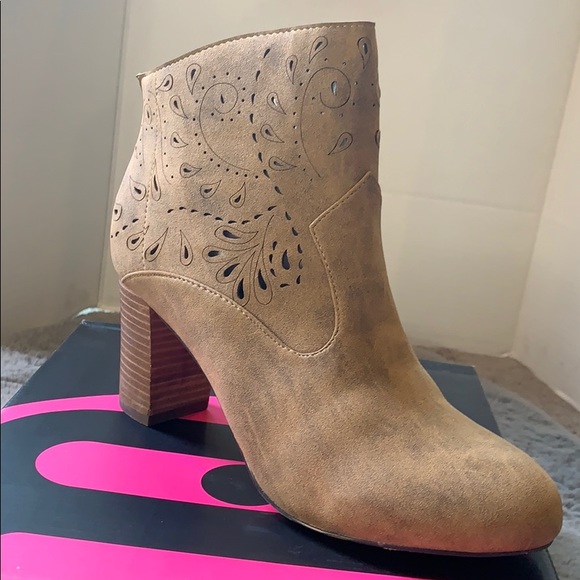 Michael Antonio Wheat color boots size 9 - Picture 3 of 10